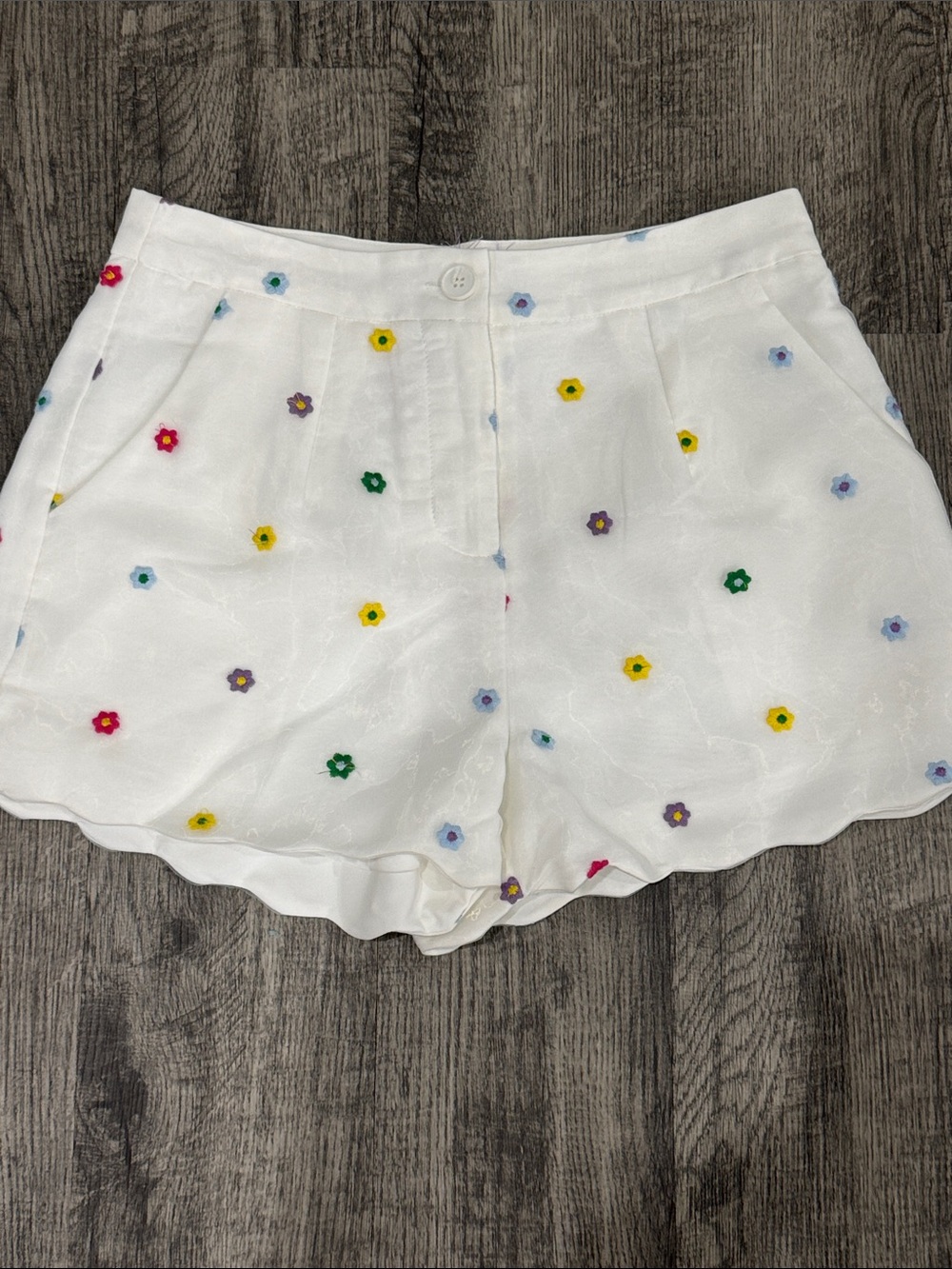 TCEC White High-Waist Floral Embroidered Scallop Shorts